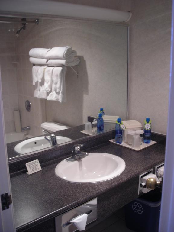 Quality Hotel Downtown-Inn At False Creek バンクーバー 部屋 写真